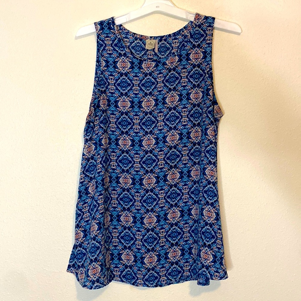 Geometric patterned sleeveless blouse